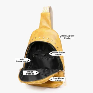 Vue détaillée du sac banane jaune à rivets avec poches intérieures et compartiments zippés