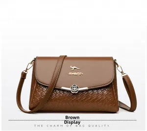Détail du sac bandoulière marron tissé avec fermoir fleur en métal et rabat en cuir
