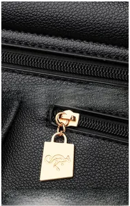 Makroaufnahme der schwarzen Leder-Nähstiche und des Metall-Reißverschlusses mit Logo