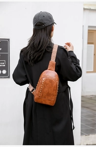 Vue détaillée du sac bandoulière en cuir PU marron avec clous dorés et sangle ethnique