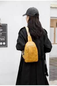 Vue détaillée du sac banane jaune à rivets avec bandoulière large à motifs géo