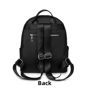 Rückansicht des schwarzen Nylon-Rucksacks mit verstellbaren Riemen und Anti-Diebstahl-Fach