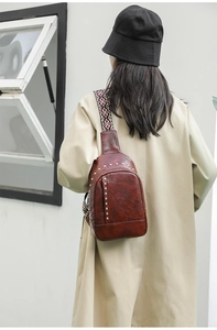 Détail du sac de poitrine en cuir PU marron avec rivets et bandoulière tissée
