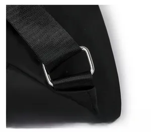 Detailansicht der silbernen Metallschnalle und des verstärkten schwarzen Nylon-Schultergurts