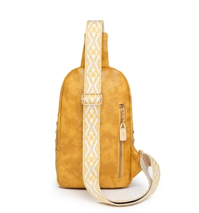 Détail du sac de poitrine en cuir jaune avec bandoulière ethnique et rivets dorés