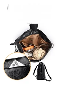 Vue détaillée de l'intérieur spacieux du sac seau en cuir noir avec plusieurs compartiments