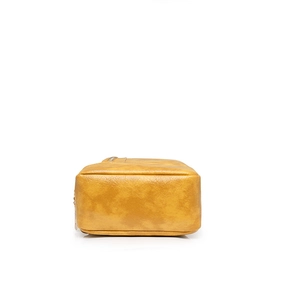 Détail du sac de poitrine jaune à rivets montrant le profil latéral et le fermoir