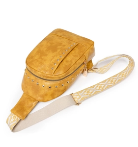 Détail du sac de poitrine jaune en similicuir avec clous et bandoulière tissée