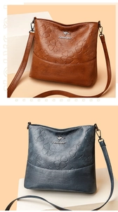 Détail de sacs seaux en cuir avec gaufrage trèfle à quatre feuilles en brun et gris-bleu