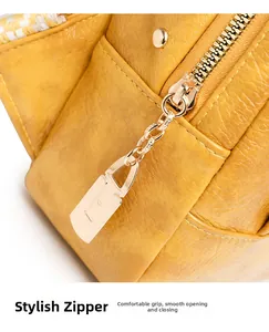 Détail de la fermeture éclair dorée sur sac en cuir grainé jaune haute qualité