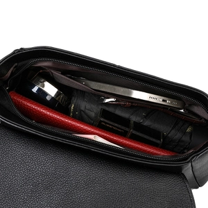 Minimalistische schwarze Ledertasche mit geräumigem Innenraum und vielen Fächern