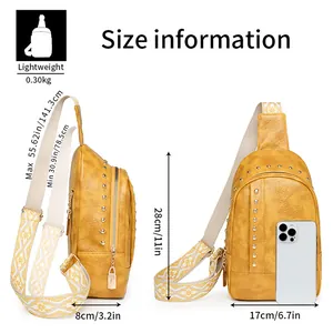 Guide des tailles détaillé pour sac bandoulière en cuir jaune clouté avec dimensions et sangle