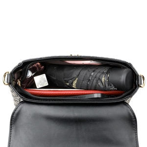 Grand sac bandoulière noir tissé avec intérieur spacieux pour vos objets quotidiens