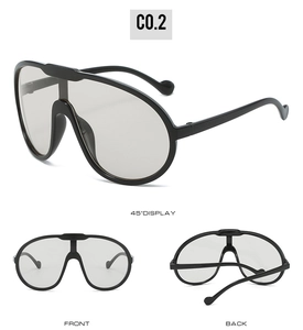 Mehrwinkelansicht der schwarzen Oversize-Schild-Sonnenbrille mit Front- und Rückseiten-Details