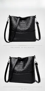 Vue détaillée du sac seau noir en cuir gaufré avec logo kangourou argenté et zip