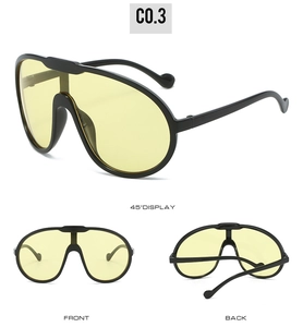 Drei Ansichten einer übergroßen Shield-Sonnenbrille mit schwarzem Rahmen und gelben Gläsern