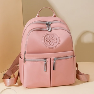 Leichter rosa Nylon-Rucksack mit mehreren Reißverschlussfächern und verstellbaren Gurten