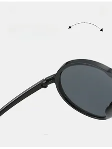 Detail des langlebigen Scharniers an der übergroßen schwarzen runden Sonnenbrille für Damen