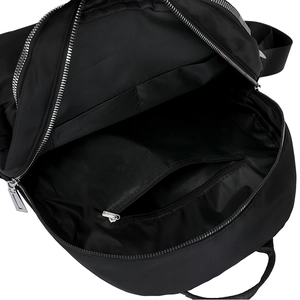 Schwarzer Nylon-Rucksack Innenansicht mit geräumigen Fächern und Reißverschlusstasche