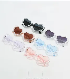 Détail des lunettes de soleil en forme de cœur avec perles luxueuses en plusieurs couleurs