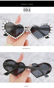 Détail de lunettes de soleil en forme de cœur avec perles et cristal rose brillant