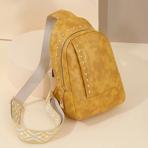 Sac De Poitrine Pour Femme Rivet PU Cuir Sac Bandoulière Avec Large Sangle Tissée Bohème Rétro Sacoche Pour Voyage