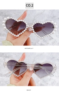 Vue détaillée des lunettes de soleil en cœur avec perles et verres dégradés violets