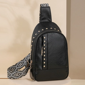 Sac bandoulière chic en cuir PU noir avec rivets et large sangle géométrique