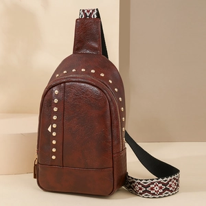 Sac bandoulière en similicuir marron à clous avec sangle tissée bohème et dorures