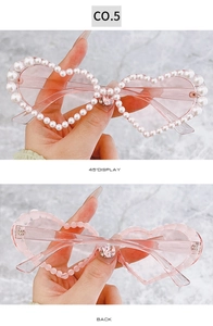 Détails des lunettes de soleil coeur rose avec bordure en perles et strass sur le pont
