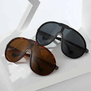 Oversize-Panorama-Sonnenbrille mit schwarzen und Schildpatt-Rahmen auf Podesten