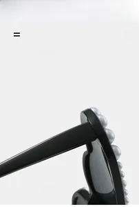 Détail des lunettes de soleil légères avec perles en résine et branches élastiques