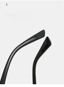 Détail des branches incurvées noires brillantes de lunettes pour un port confortable