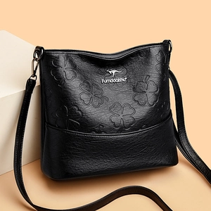 Sac seau en cuir noir avec motif trèfle embossé et logo kangourou métallique