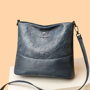 Sac seau en similicuir bleu marine avec motif trèfle embossé et bandoulière réglable