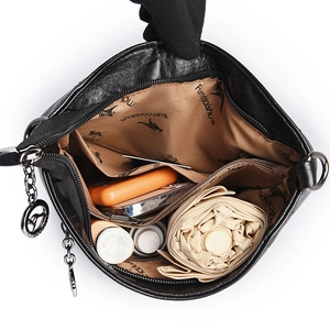 Sac seau en cuir noir avec compartiments intérieurs spacieux pour essentiels