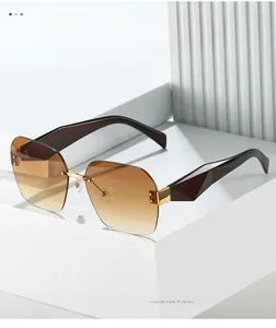 Detailansicht der geometrischen Bügel und goldene Scharniere der randlosen Sonnenbrille