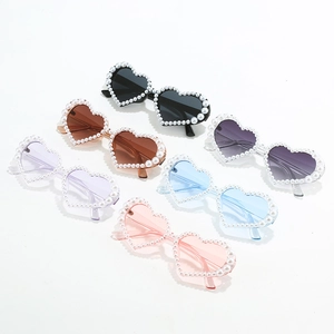 Lot de six lunettes de soleil en forme de cœur ornées de perles de diverses couleurs