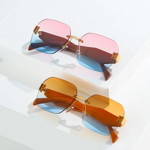 Moderne randlose quadratische Sonnenbrille mit Verlaufsgläsern und Goldakzenten