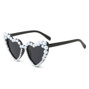 Lunettes de soleil coeur avec monture noire et bordure de perles blanches