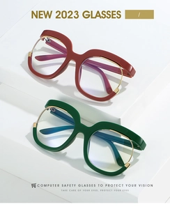 Vue détaillée de lunettes demi-cerclées carrées chic en rouge et vert sur socles blancs
