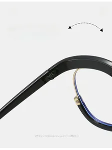 Détail de la charnière en métal sur monture demi-cerclée avec verres anti-lumière bleue