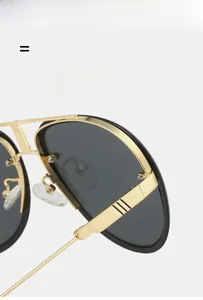 Détail de la charnière des lunettes aviateur dorées avec trois bandes noires