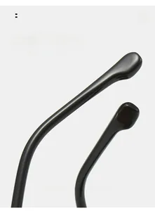 Détail des branches incurvées en résine noire de ces lunettes aviateur rétro