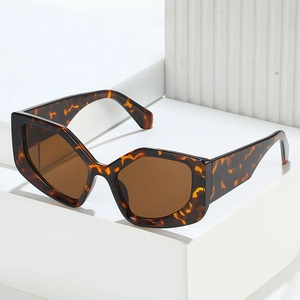 Fashionable oversized geometric cat eye sunglasses in tortoiseshell frame with brown lenses