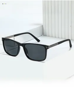 Détail de lunettes de soleil noires carrées avec texture métallique tissée sur la branche