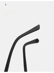 Détail de branches de lunettes de soleil courbées avec texture antidérapante