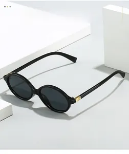 Détails de lunettes de soleil ovales vintage avec accents métalliques dorés de luxe