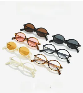 Vue à plat de lunettes de soleil ovales rétro en diverses couleurs et montures écaillées