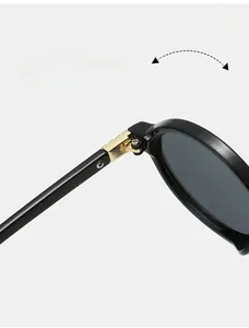 Détail macro des charnières métalliques de lunettes de soleil ovales noires de qualité